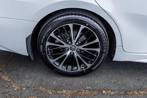 Super White 2018 Toyota Camry SE