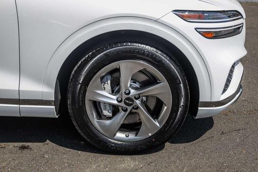 Uyuni White 2026 Genesis GV70 2.5T