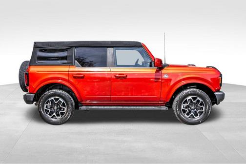 Hot Pepper Red Metallic Tinted Clearcoat 2023 Ford Bronco Outer Banks