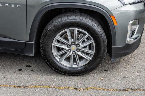 Silver Sage Metallic 2022 Chevrolet Traverse LT Leather