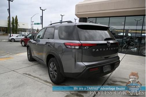 2024 Nissan Pathfinder SV