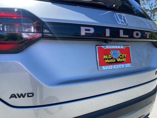 Solar Silver Metallic 2026 Honda Pilot TrailSport