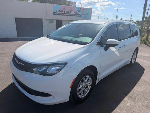 2022 Chrysler Voyager LX