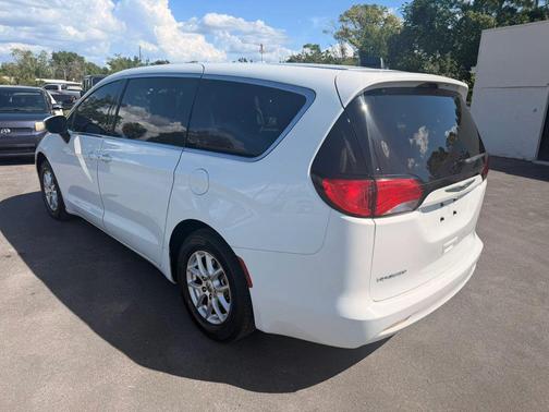 2022 Chrysler Voyager LX