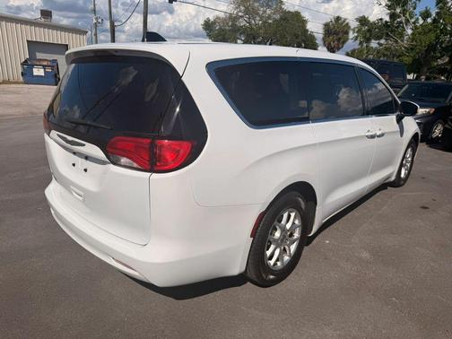 2022 Chrysler Voyager LX