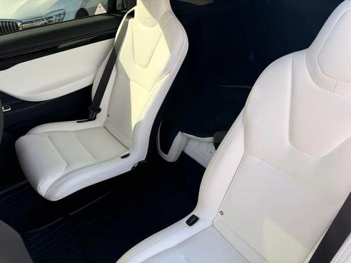 2018 Tesla Model X 75D Sport Utility 4D