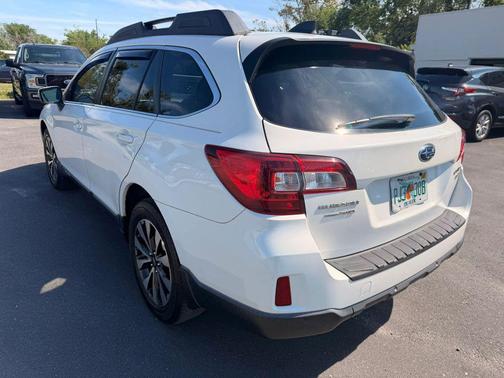 Crystal White Pearl 2017 Subaru Outback 3.6R Limited