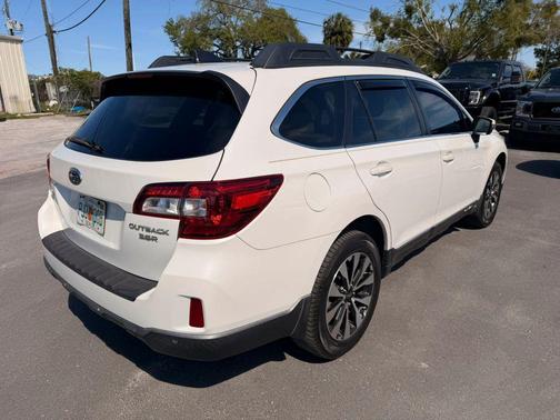 Crystal White Pearl 2017 Subaru Outback 3.6R Limited