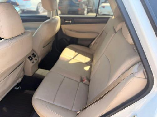 Crystal White Pearl 2017 Subaru Outback 3.6R Limited