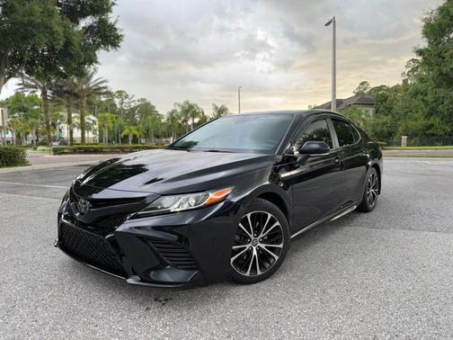 Midnight Black Metallic 2019 Toyota Camry SE