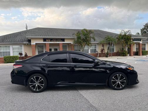 Midnight Black Metallic 2019 Toyota Camry SE