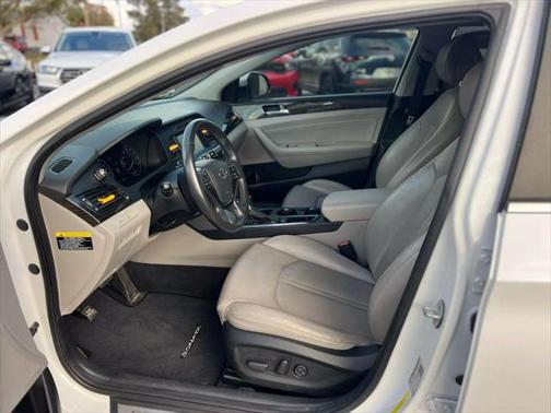 2017 Hyundai SONATA Hybrid Limited
