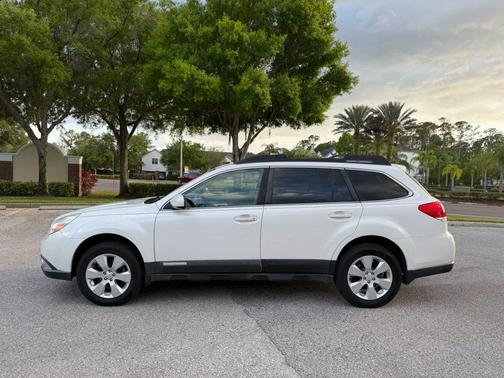 Satin White Pearl 2011 Subaru Outback 2.5 i Limited