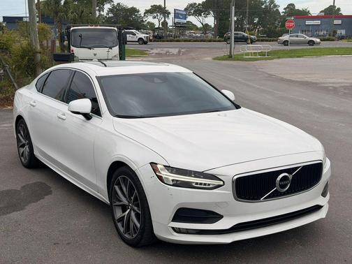Crystal White Metallic 2019 Volvo S90 T5 Momentum