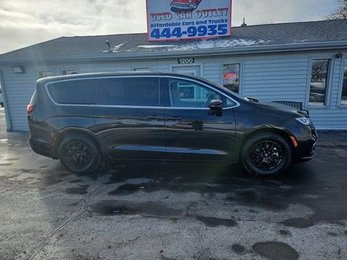 2023 Chrysler Pacifica Touring-L