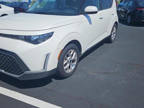 Snow White Pearl 2023 Kia Soul LX