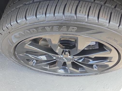 Wolf Gray 2023 Kia Sorento SX