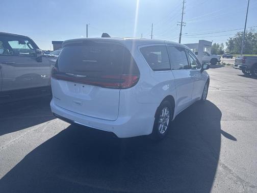 Bright White Clearcoat 2025 Chrysler Pacifica Select