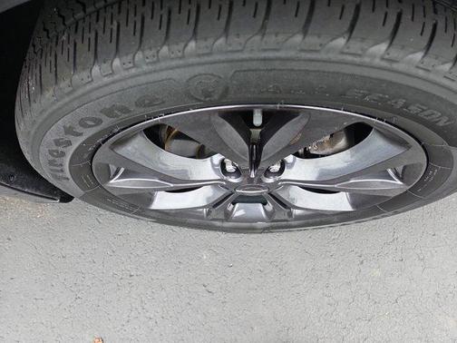 Brilliant Black Crystal Pearlcoat 2020 Chrysler Pacifica Touring