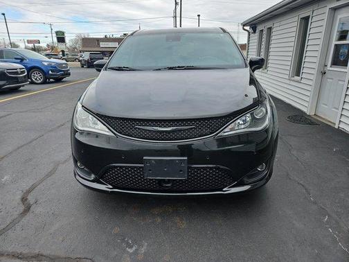 Brilliant Black Crystal Pearlcoat 2020 Chrysler Pacifica Touring