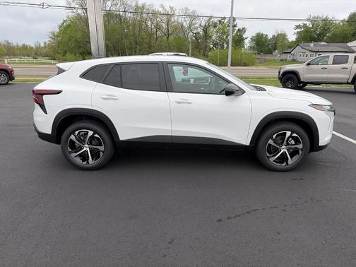 Summit White 2026 Chevrolet Trax 1RS