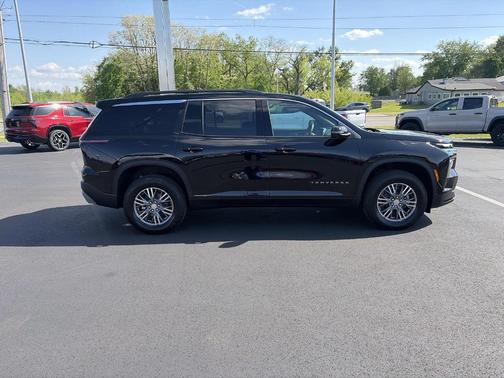 Mosaic Black Metallic 2026 Chevrolet Traverse LT