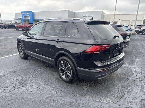 Deep Black Pearl Effect 2024 Volkswagen Tiguan 2.0T Wolfsburg Edition