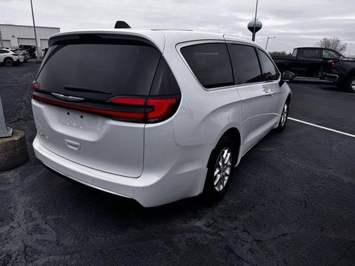 2025 Chrysler Pacifica Select