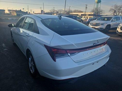 2023 Hyundai ELANTRA SE