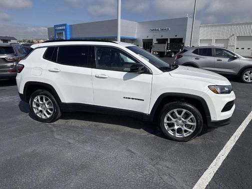 Bright White Clearcoat 2023 Jeep Compass Latitude Lux