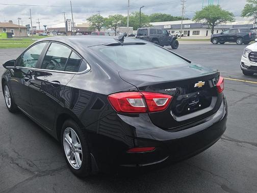 Mosaic Black Metallic 2018 Chevrolet Cruze LT