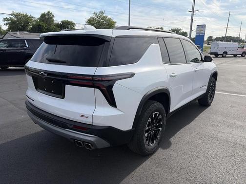 Iridescent Pearl Tricoat 2024 Chevrolet Traverse Z71
