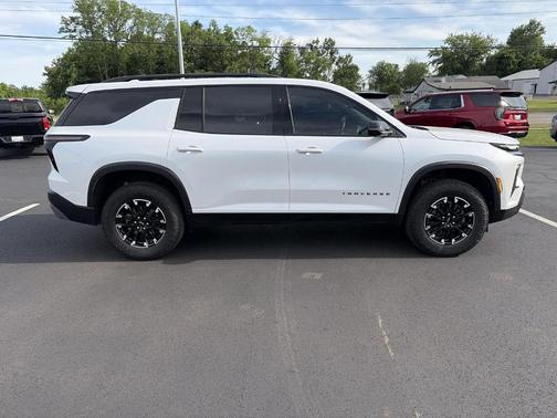 Iridescent Pearl Tricoat 2024 Chevrolet Traverse Z71