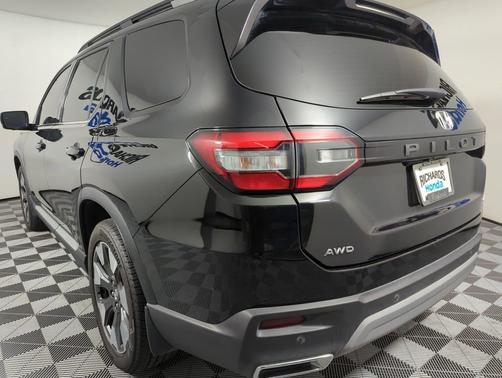 Crystal Black Pearl 2024 Honda Pilot
