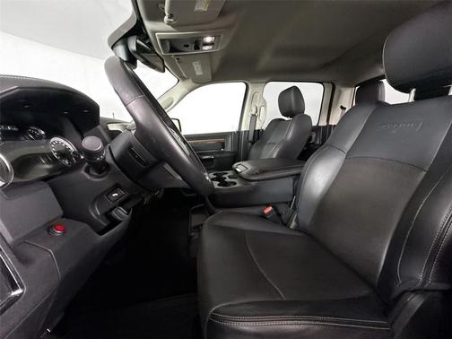 Brilliant Black Crystal Pearlcoat 2017 RAM 1500 Laramie