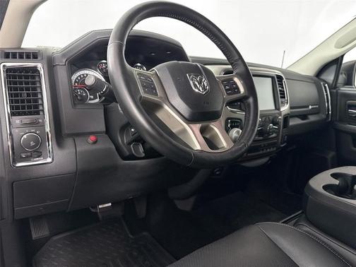 Brilliant Black Crystal Pearlcoat 2017 RAM 1500 Laramie