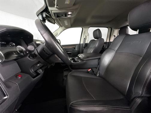 Brilliant Black Crystal Pearlcoat 2017 RAM 1500 Laramie