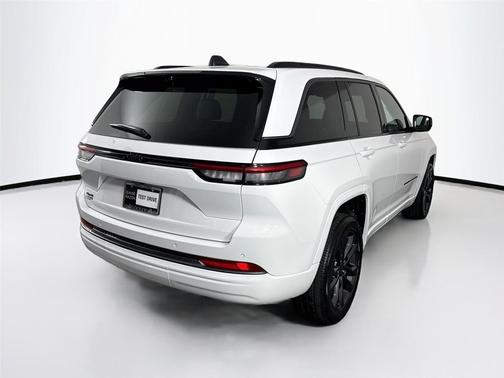 Bright White Clearcoat 2026 Jeep Grand Cherokee Limited