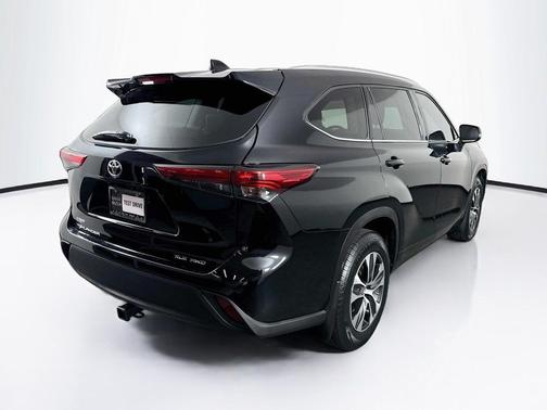 Midnight Black Metallic 2021 Toyota Highlander XLE