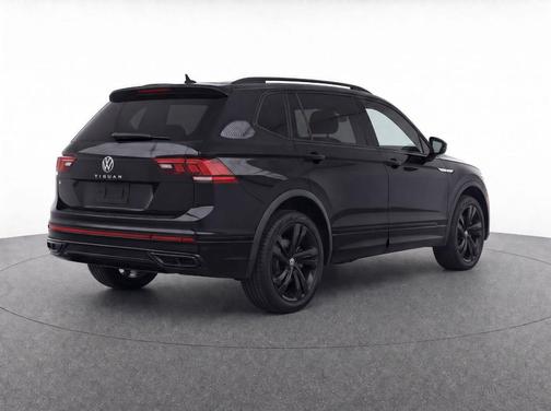 Deep Black Pearl 2024 Volkswagen Tiguan 2.0T SE R-Line Black