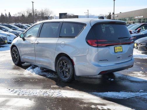 2023 Chrysler Pacifica Hybrid Limited