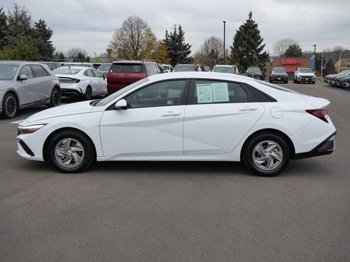 2025 Hyundai ELANTRA SE