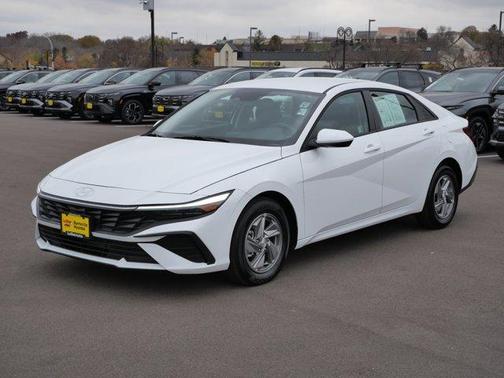 2025 Hyundai ELANTRA SE
