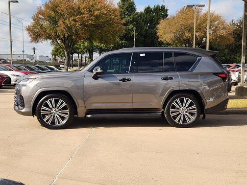 2025 Lexus LX 700h Luxury
