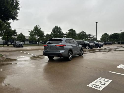 Moon Dust 2021 Toyota Highlander XLE
