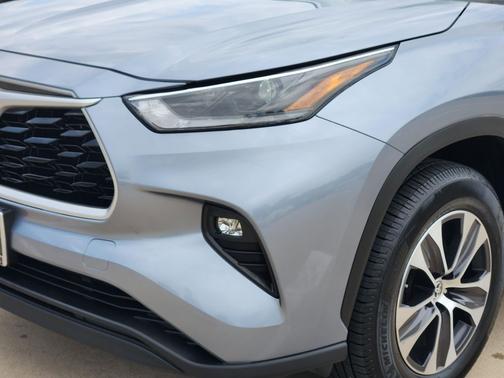 Moon Dust 2021 Toyota Highlander XLE