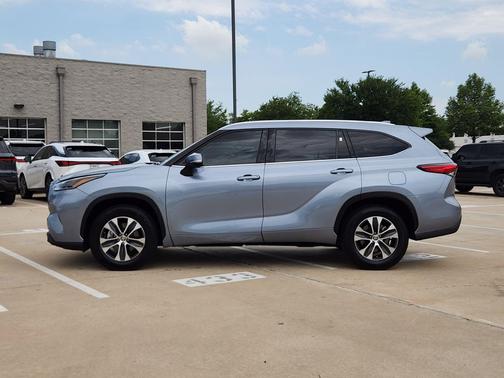 Moon Dust 2021 Toyota Highlander XLE
