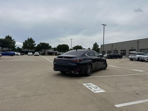 Mica 2023 Lexus ES 350 Base