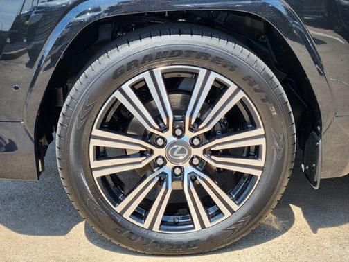 2025 Lexus LX 700h Luxury