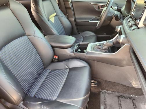 Blizzard Pearl 2020 Toyota RAV4 Hybrid SE